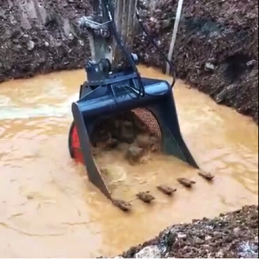 洗泥斗挖机旋转洗沙设备